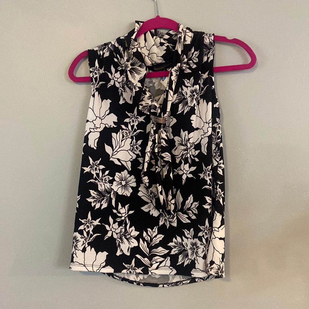 Sleeveless black and white top